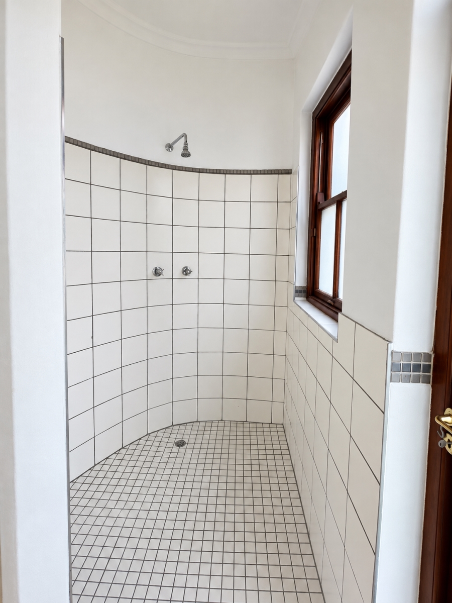 5 Bedroom Property for Sale in North Oaks Western Cape
